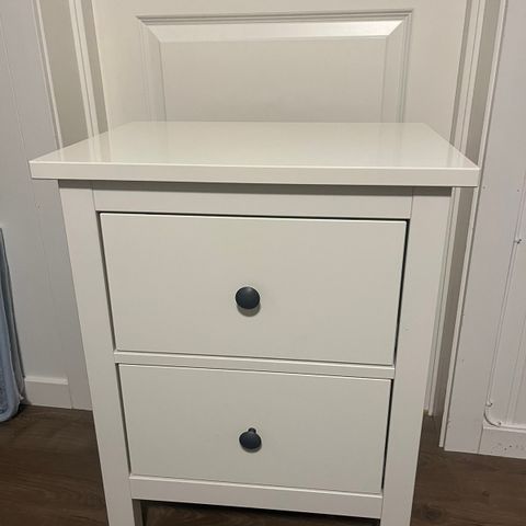 HEMNES kommode/nattbord, hvit beis