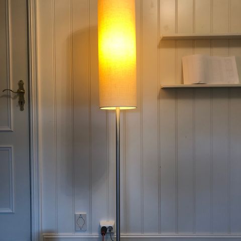 Stålampe med hvit skjerm