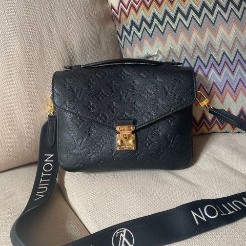 Som ny! Louis vuitton pochette metis inkl tilbehør