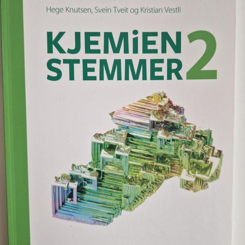 Kjemien stemmer 2 - Studiebok (2023) selges