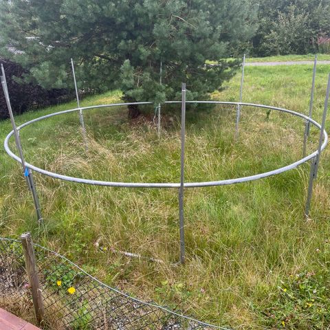 Trampoline MÅ BORT