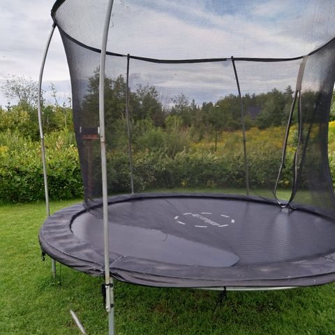 Trampoline- demontert- gis bort