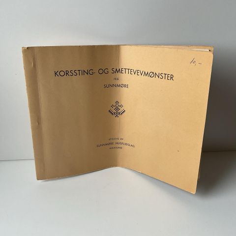 KORSSTING- OG SMETTEVEVMØNSTER frå SUNNMØRE