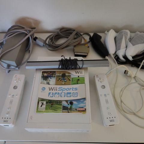 Wii med bevegelse sensor, to kontroller og 4  Nunchucks