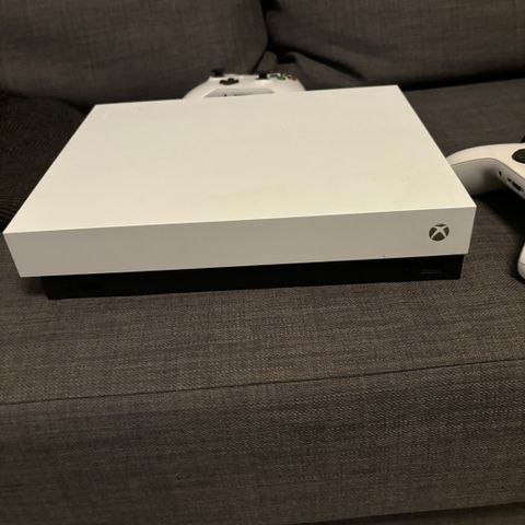 Xbox one x 1tb + en Xbox elite v2 og 3 vanelige kontrollere