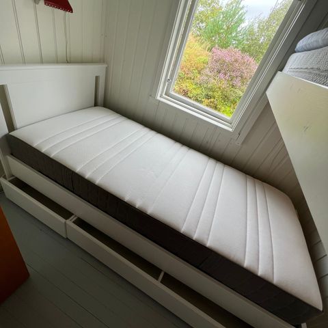 IKEA seng 103 x 207 med Høvåg madrass 90x 200