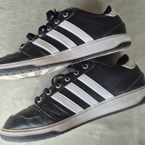 Adidas sneakers i skinn. Str 43