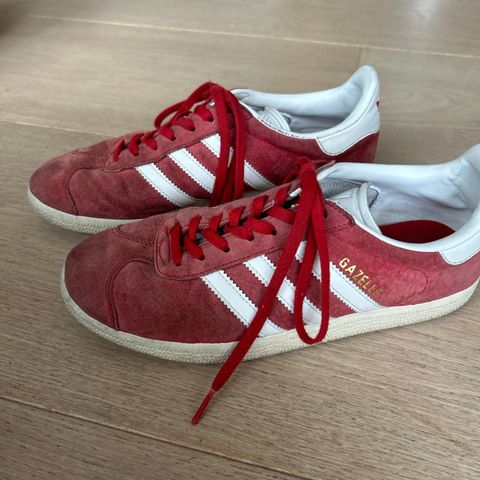 Røde Adidas Gazelle pent brukt str 38,5