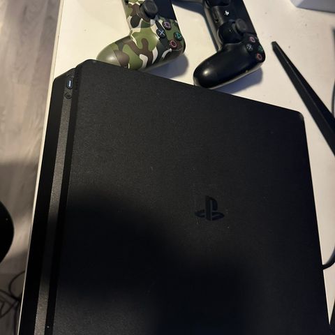 Ps4 selges til 1000kr.