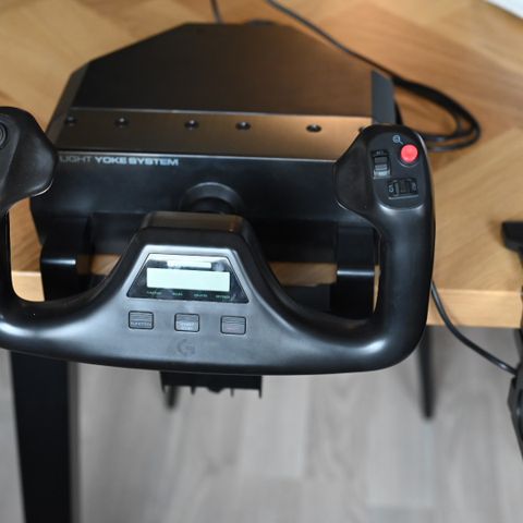 Logitech G Pro Flight Yoke-system og gasskontroll