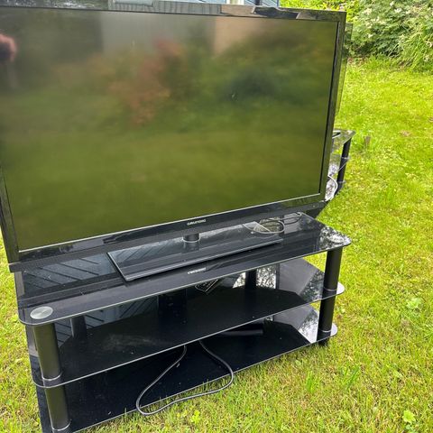 TV Grundig 46" og TV-bord