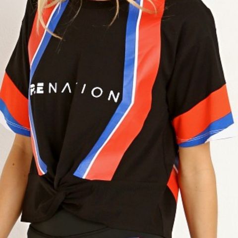 Retroinspirert tee fra P.E Nation