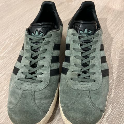 Grønne Adidas Gazelle str 43 1/3