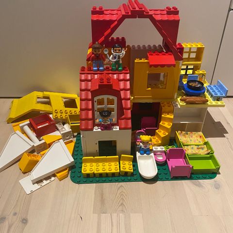 Duplo hus med møbler og personer