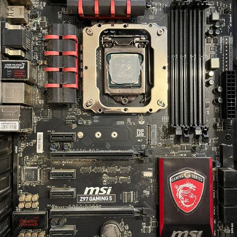 Intel Core i5-4690K + MSI Z97 Gaming 5, CPU cooler følger med.