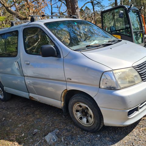 Toyota Hiace 2wd 07mod selges i deler