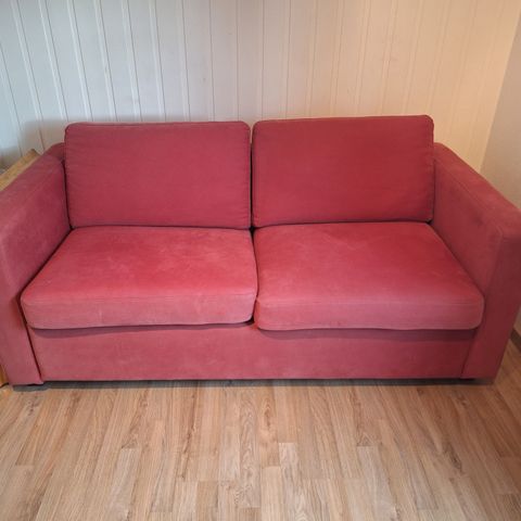 Rød sovesofa selges