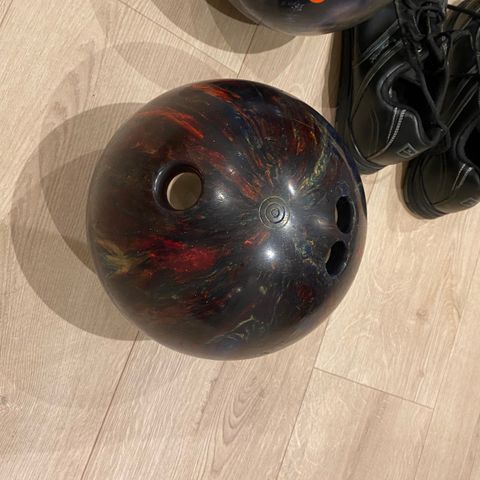 Bowlingkule Ebonite og utstyr