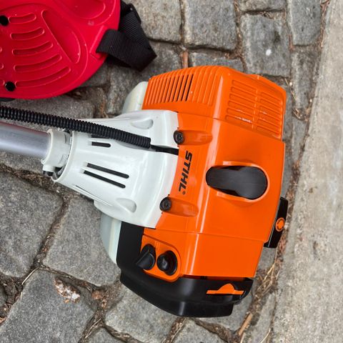 Stihl FS 200 med krattblad og gresstrimmer