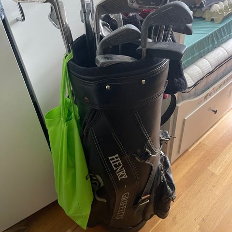 Golfbag med masse køller og baller