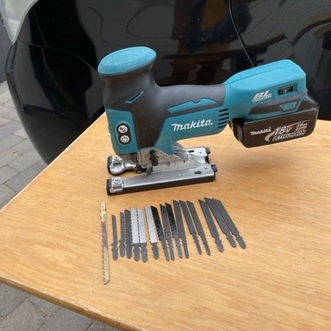 MAKITA DJV181 18V STIKKSAG MED 3AP BATTERI,  EKSTRA NY FOTPLATE, NYE BLADER