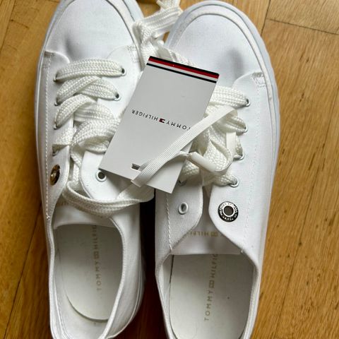 Tommy Hilfiger hvite canvas sneakers, str 37