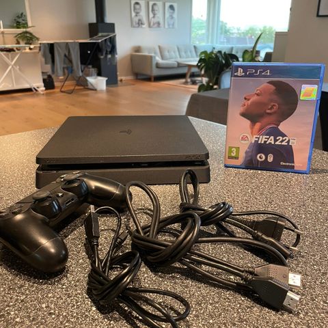 Pent brukt Playstation 4 med FIFA 22