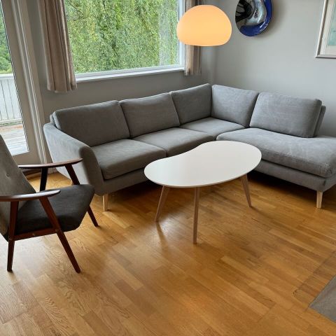 Sun 2,5 seter sofa med åpen ende/sjeselong, salongbord og retro stol