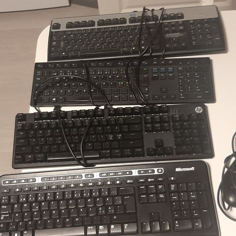 5 tastatur, 4 PC skjermer, Ratt, div deler selges