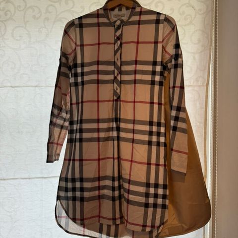 Burberry kjole jente 12-14 år