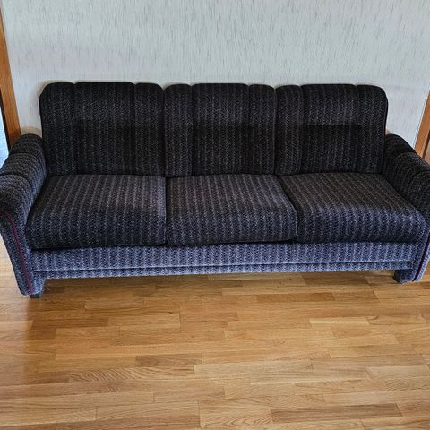 Pent brukt sofa og en stol