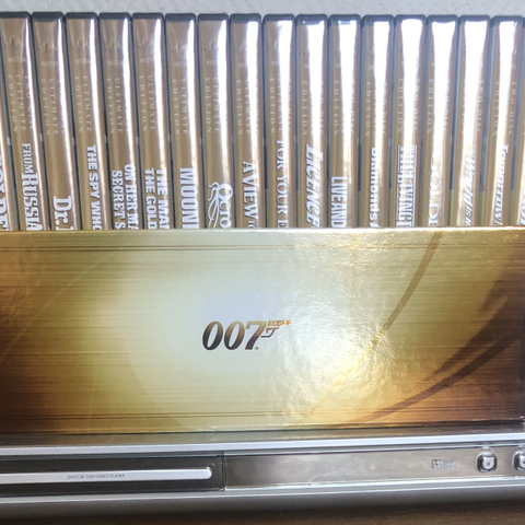 James Bond Collection med DVD spiller