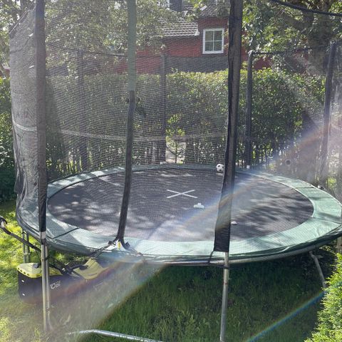 Trampoline gis bort