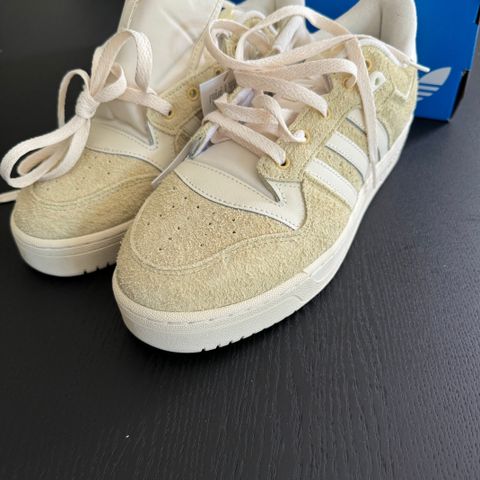 Nye Adidas sneakers - str. 44