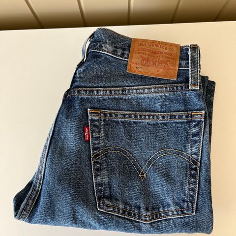 Levis 501 crop