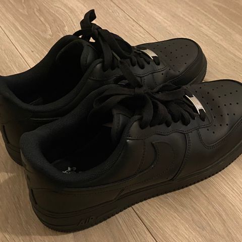 Nesten helt nye Nike Air Force 1 '07 str 43