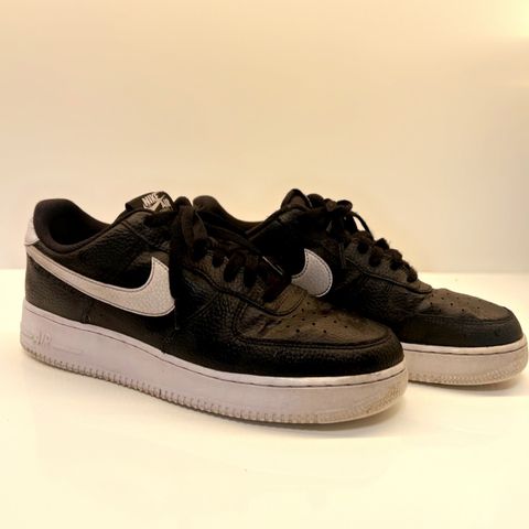 Nike Air Force 1 str 44 i svart/hvit