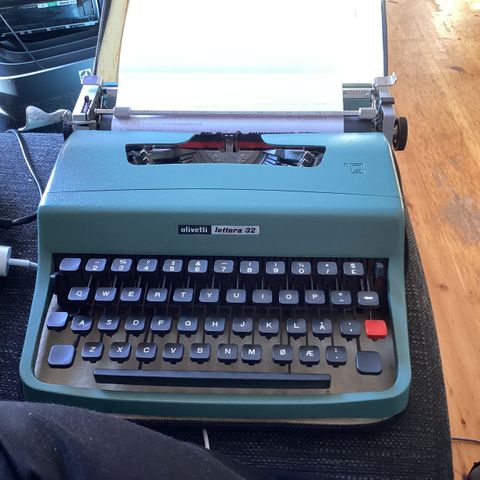 Vintage skrivemaskin Olivetti lettera 32