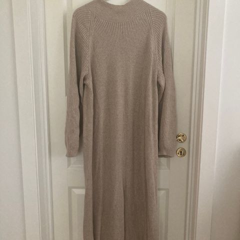 Oversized ullkjole fra COS (beige)