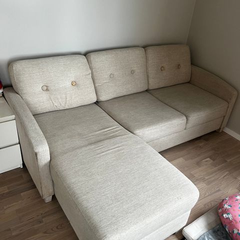 Sofa selges til hbo 800 kr.   Mål; 210cm, sjeselong 150cm ca.