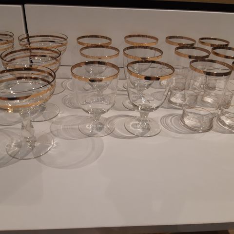 Vintage vannglass, vin/ølglass og champagne glass med gullkant