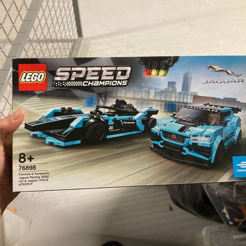 Lego 76898 - Formula E Panasonic Jaguar Racing GEN2 car & Jaguar I-PACE eTROPHY