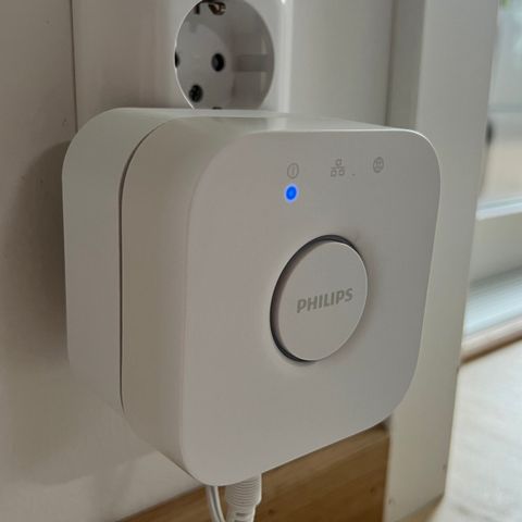 3D-printet holder og kabelhåndteringssystem for Philips Hue Bridge