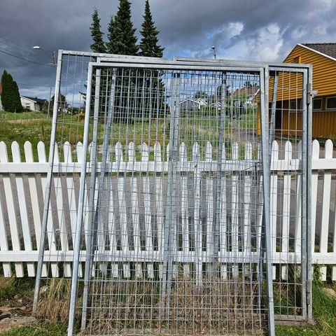 Solid hundegård med dør