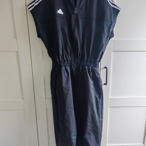 Stilig jumpsuit fra Adidas.