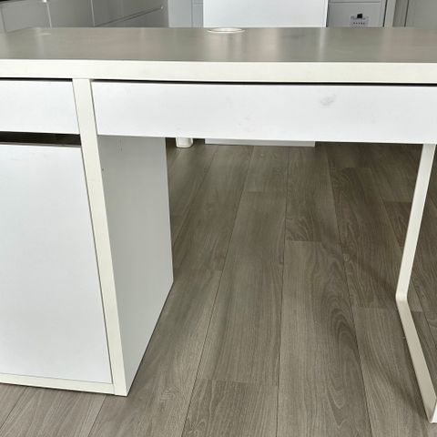 Micke Ikea skrivebord (reservert)