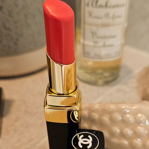 Chanel Insoumise Rouge Coco shine 507 leppestift.