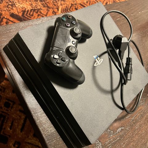 Selger PS4 Pro 1tb.