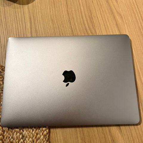 Macbook Pro 13" 2018 med Touch Bar og Retina-skjerm