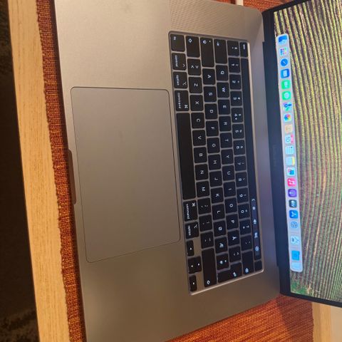 MacBook Pro 2019 med 16 inch skjerm og Intel i9 chip 64GB RAM 2 TB SSD